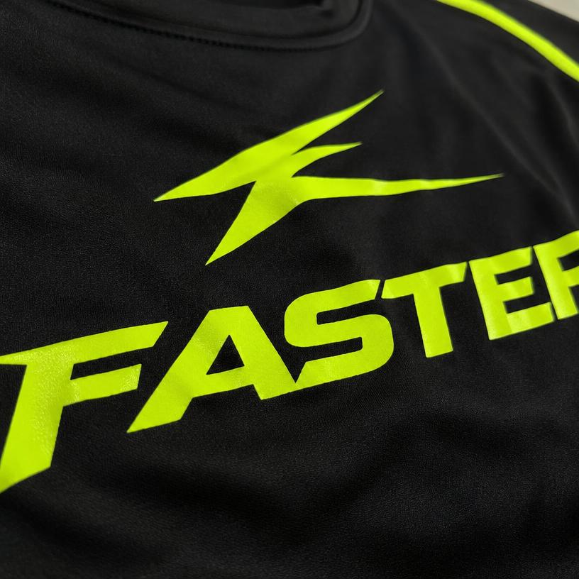 Felgele fluorfolie-print op een zwart sportshirt