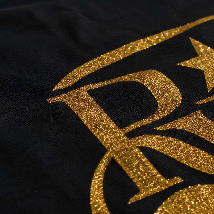 Gouden glitterfolie-print op een zwart T-shirt