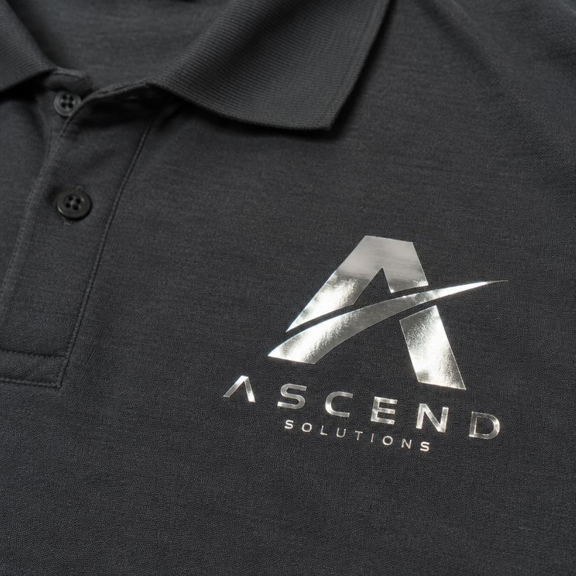 Metallic zilveren logoprint op een antraciet polo